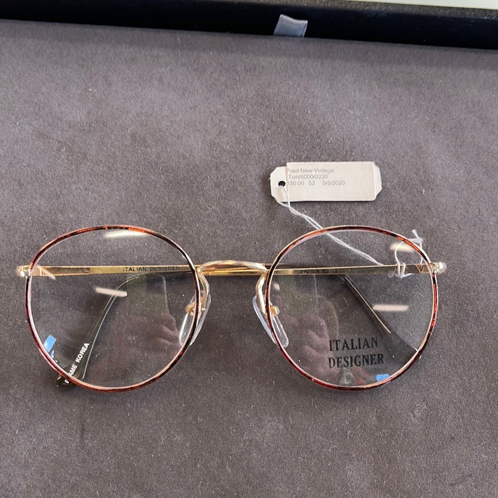 Brand new, never worn vintage eyewear! Unisex style.